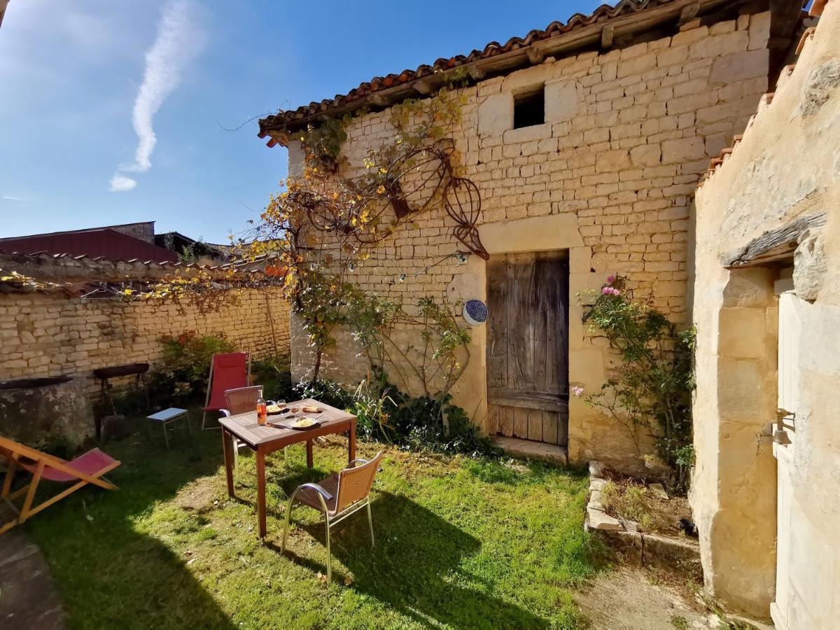 La Maison De Thomas Saint-Amant-de-Boixe Eksteriør bilde